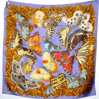 GUCCI Carré en soie imprimée à décor de papillons multicolores sur fond mauve (t...