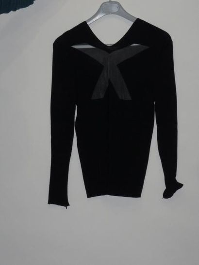 Jean Paul GAULTIER Collection X Pull en jersey de laine noir, décolleté en V, application...