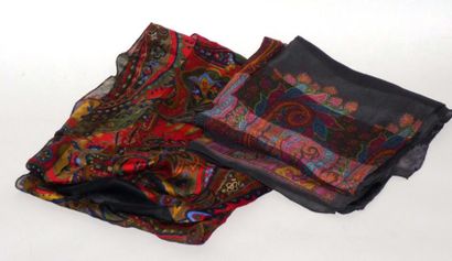 Yves Saint LAURENT Lot composé d'un carré en soie à motifs de botehs, et d'une écharpe...