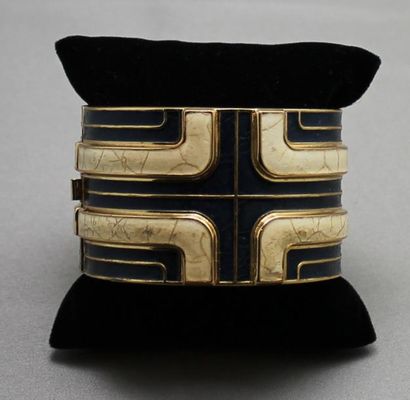 LANVIN Bracelet manchette en métal doré et émail blanche et bleue à motifs géomé...