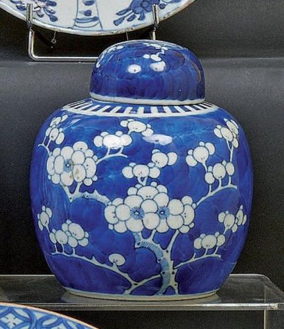 CHINE Pot à gingembre couvert à décor en bleu sous couverte de prunus fleuris sur...