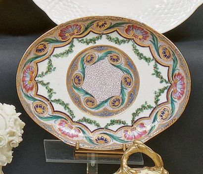 SÈVRES Plateau d'écuelle ovale en porcelaine tendre à décor polychrome nommé frise...