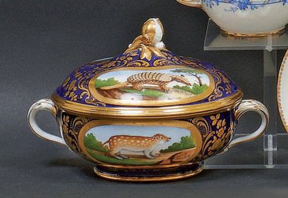 SÈVRES Ecuelle ronde couverte en porcelaine tendre à décor polychrome d'animaux exotiques...