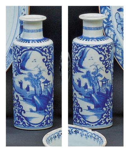 CHINE Paire de vases cylindriques à décor en bleu sous couverte de paysages lacustres...