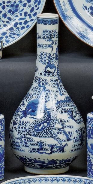 CHINE Vase piriforme à décor en bleu sous couverte de dragons parmi des nuages. Vagues...