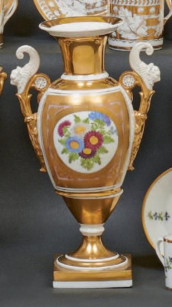PARIS Vase de forme balustre muni de deux anses terminées par des têtes de lion ailées...