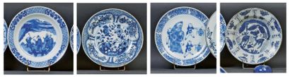 CHINE Quatre assiettes rondes à décors divers (daims, personnages et fleurs) en bleu...