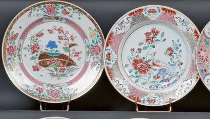 CHINE Deux assiettes rondes décorées en émaux de la famille rose, pour l'une d'une...