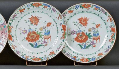 CHINE Paire d'assiettes rondes à décor polychrome de fleurs et de mobilier. XVIIIème...