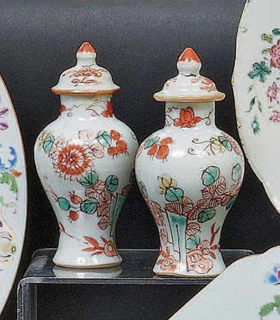 CHINE Paire de petits vases couverts balustres décorés en polychromie de fleurs....