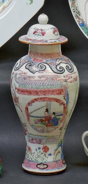 CHINE Vase balustre couvert décoré en émaux de la famille rose, d'une femme dans...