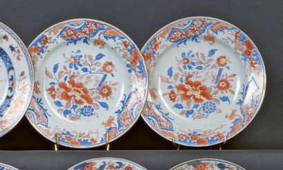 CHINE Paire d'assiettes décorées en bleu sur couverte et rouge de fer et or de fleurs....