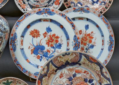 CHINE Paire de plats ronds à décor bleu, rouge et or dit Imari de pivoines au centre,...