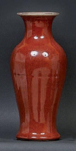 CHINE Petit vase balustre à fond sang de boeuf. Fin XIX siècle.H. 22 cm. Eclats restaurés...