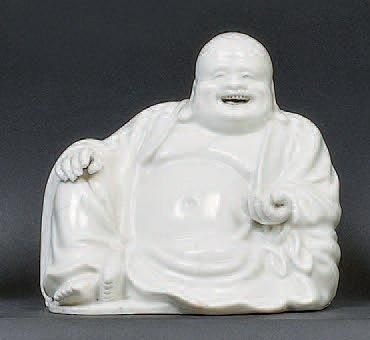 CHINE Bouddha assis émaillé blanc. XVIII-XIXè siècle. H. 15 cm Craquelure