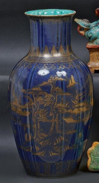 CHINE Vase balustre à fond bleu poudré, décoré à l'or d'un paysage lacustre, l'intérieur...