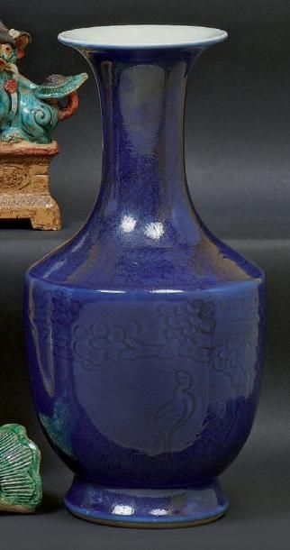 CHINE Vase balustre à fond bleu poudré. Fin du XIXème siècle H. 40 cm