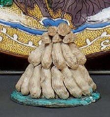 CHINE Pyramide formée de cacahuètes traitées en trompe l'oeil sur une base turquoise....