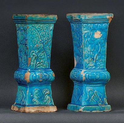 CHINE Deux vases d'autel de forme quadrangulaire à fond turquoise décorés en relief...