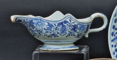CHINE Saucière ovale à décor en bleu sous couverte de fleurs. Epoque Qianlong (1736-1795)....