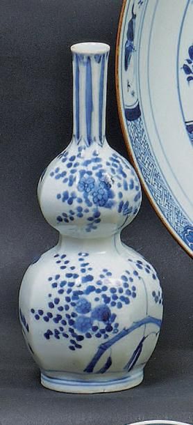 JAPON (Période Arita) Vase double gourde et long col, à décor en bleu sous couverte...