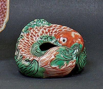 JAPON (Période Arita) Godet à eau de lettré en forme de poisson en rouge et vert....