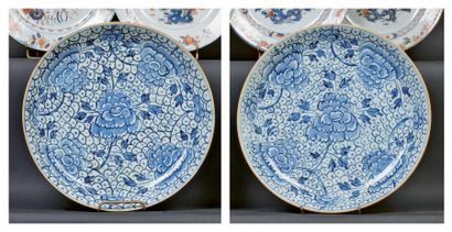 JAPON Paire de plats ronds à décor en bleu sous couverte de fleurs stylisées sur...