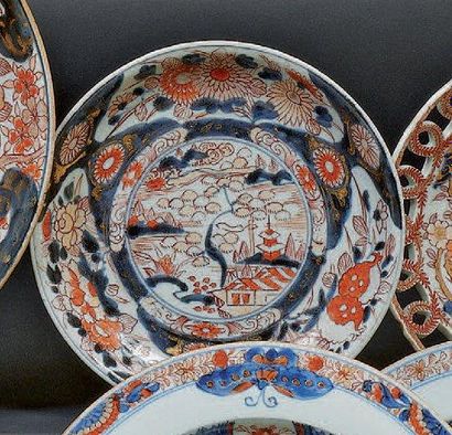 JAPON Assiette décorée dans la palette Imari de pagodes et de fleurs. XVIIIème siècle....