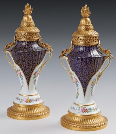 VINCENNES Paire de vases en porcelaine tendre nommés vases cannelés ou vases à corset...