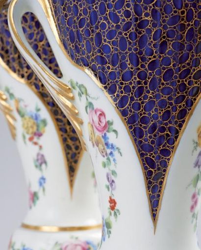 VINCENNES Paire de vases en porcelaine tendre nommés vases cannelés ou vases à corset...