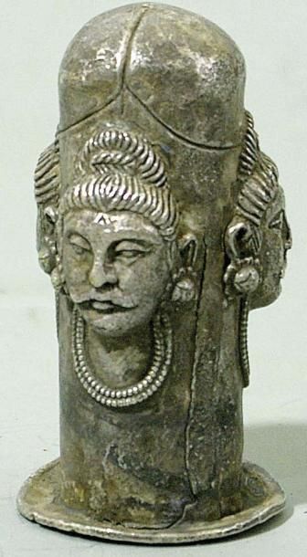 null Mukhalinga en argent Couvre-lingam phallique orné de trois portraits de Shiva,...