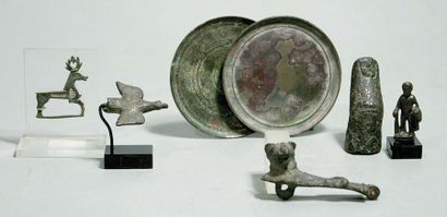 null Miroir en deux parties Bronze - Etrurie Fin du Ier mill. av. J.-C. - Diam. 8.5...