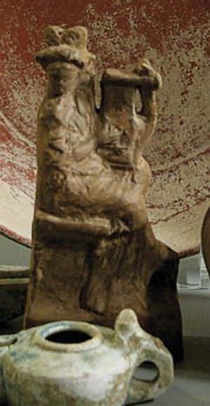 null Muse (ou Apollon) assise sur un tabouret posé sur un piédestal, le corps de...