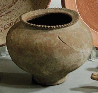 null Vase en terre cuite rouge: panse globulaire, col dentelé. Epoque romaine ou...