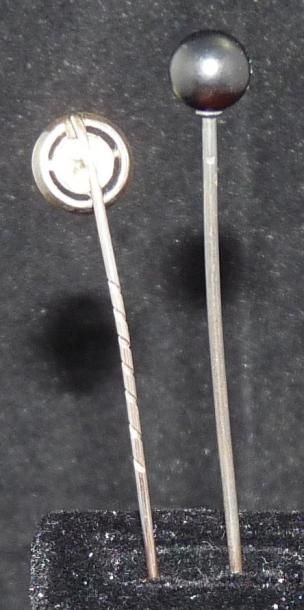 null LOT de deux épingles de cravate en argent, l'une sertie d'une citrine cabochon,...