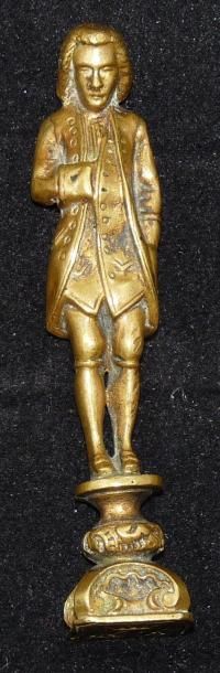 null STATUETTE en bronze doré représentant un gentilhomme et formant cachet. XIXe...