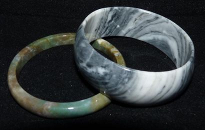 null LOT de deux bracelets jonc en pierre jaspe gris et genre ser­pentine