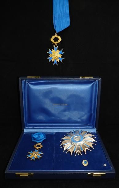 null PARURE de l'Ordre National du Mérite datée de 1963 en métal doré comprenant:...