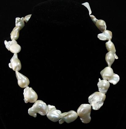 null COLLIER de perles de culture blanches très baroques, le fer­moir en métal doré....