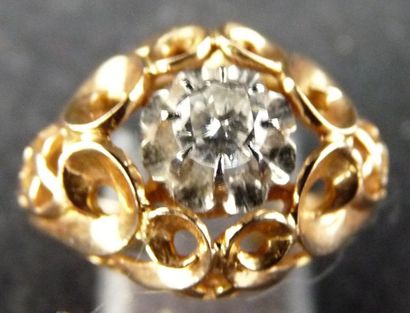 null BAGUE dôme en or et platine ajouré, sertie d'un diamant rond de taille brillant....
