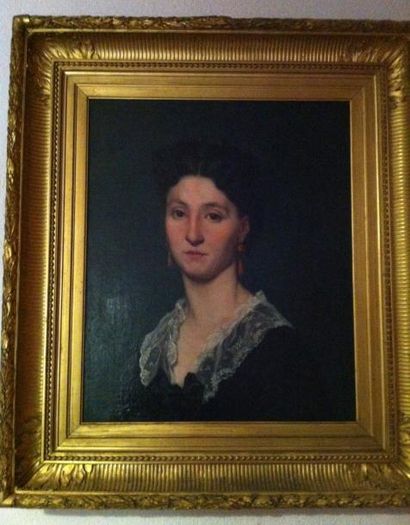 ECOLE FRANÇAISE DU XIX° SIÈCLE «Portrait de femme aux boucles d'oreilles en corail»...