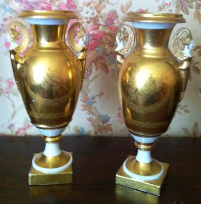 PARIS Paire de vases en porcelaine blanche et or à deux anses en forme de buste de...