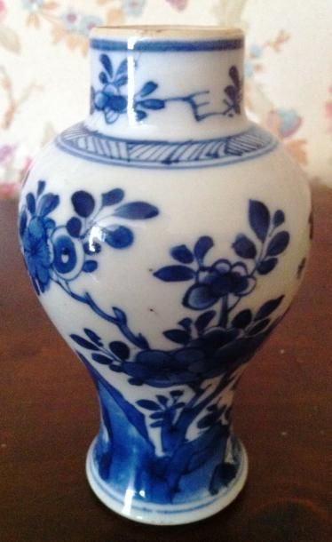 CHINE Vase balustre en porcelaine à décor de fleurs en camaïeu bleu. H: 13 cm