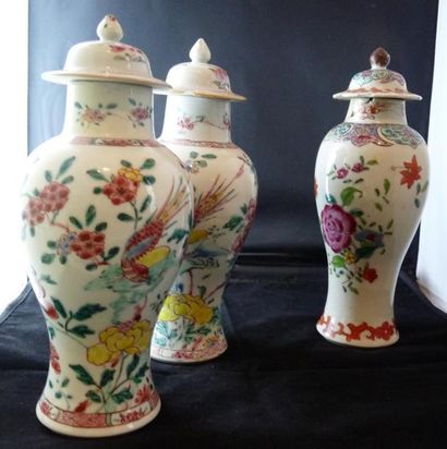 CHINE Paire de petits vases balustre couverts à décor polychrome d'un oiseau sur...