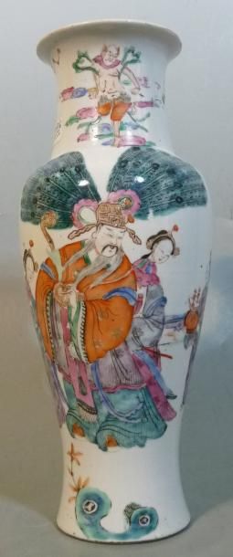CHINE Vase balustre a haut col à décor polychrome de personnages et de courtisanes...