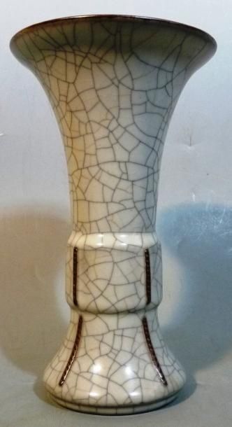 CHINE VASE cornet en porcelaine à décor craquelé. H: 25 cm