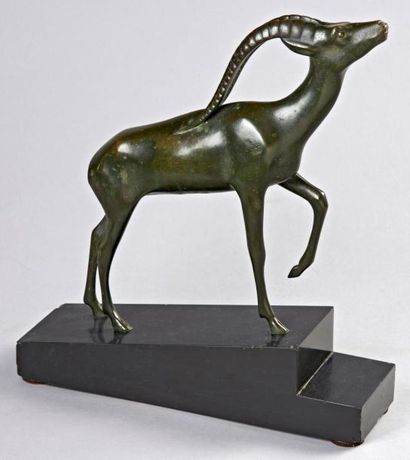 Zoltan KOVACS (1883-1952) Antilope Epreuve en bronze à patine verte. Sur un socle...