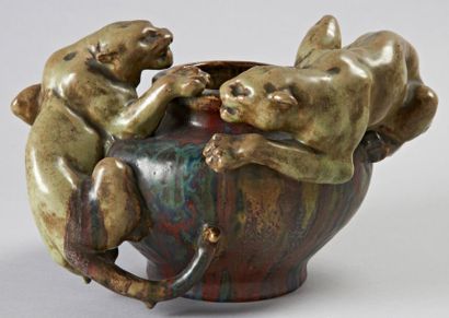 Pierre-Adrien DALPAYRAT (1844-1910) Vase aux deux panthères. Epreuve en grès, décor...