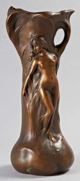 L.PIERROTI Vase en céramique soufflé en forme de bouquetière à corps de femme nue...