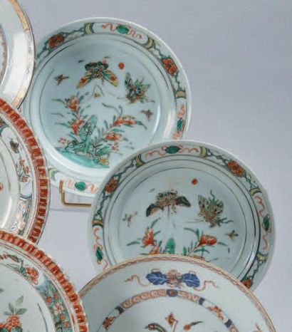 CHINE Paire d'assiettes rondes décorées en émaux de la famille verte de fleurs et...